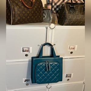 NWOT KC JAGGER CAMILLA QUILT FRONT POCKET TOP HANDLE IN PEACOCK-Deep Green/Blue